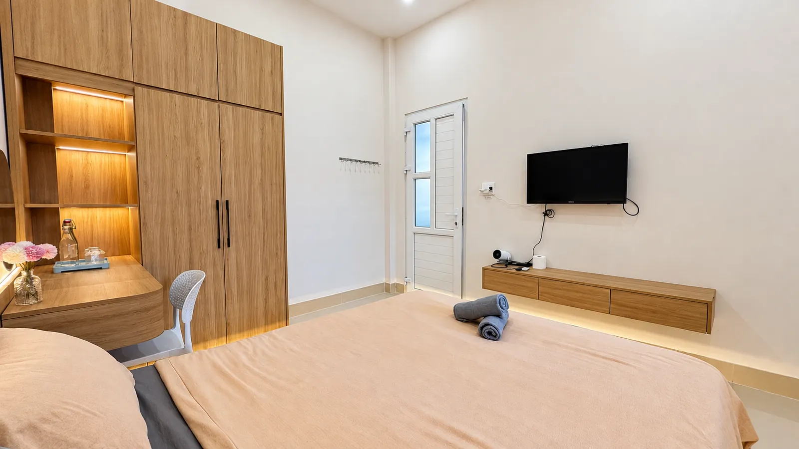 Phòng Xuân – tủ gỗ có kệ đèn LED và TV